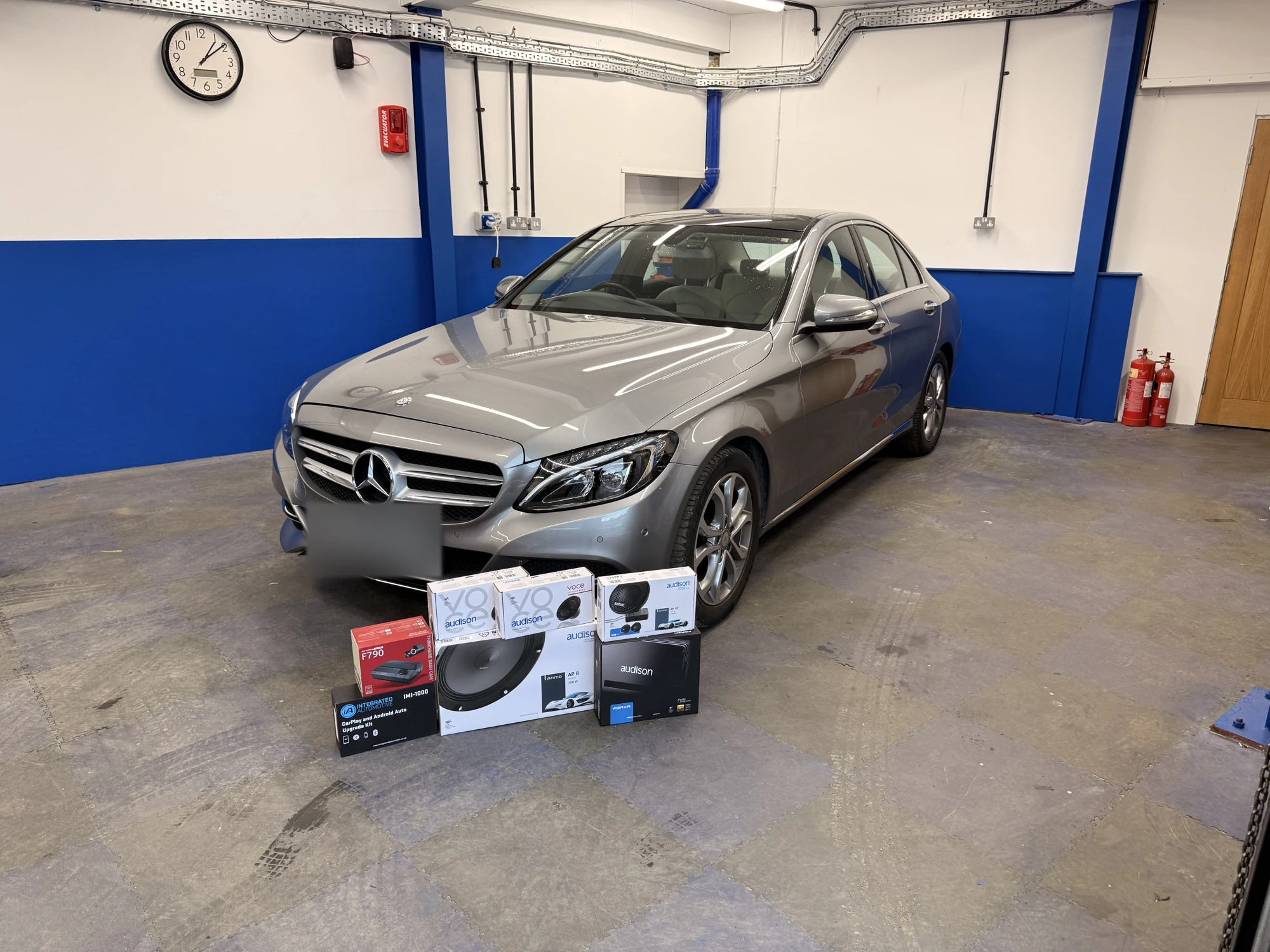 Mercedes saloon audio installation · installation photo 8