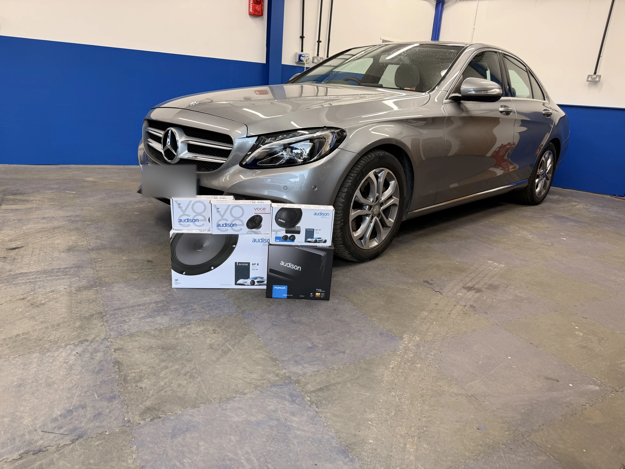 Mercedes saloon audio installation · installation photo 2