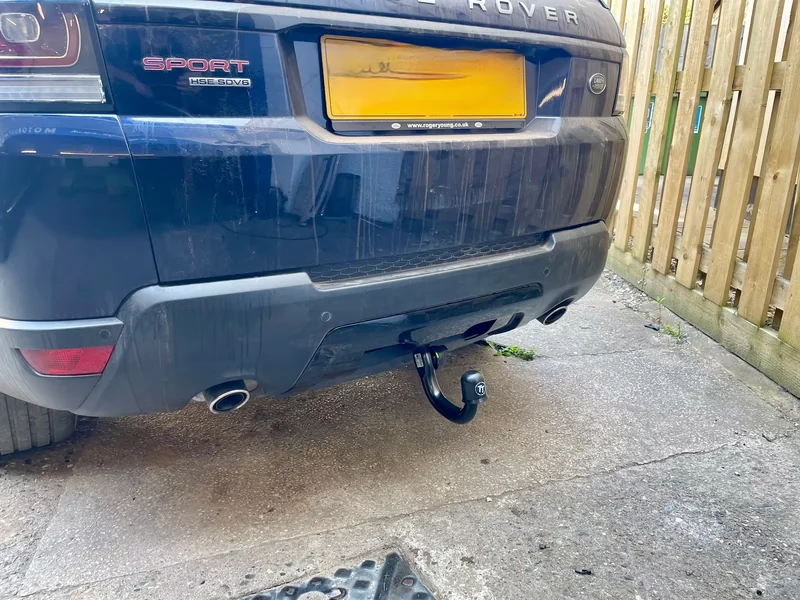 Detachable towbar fitted to a Range Rover