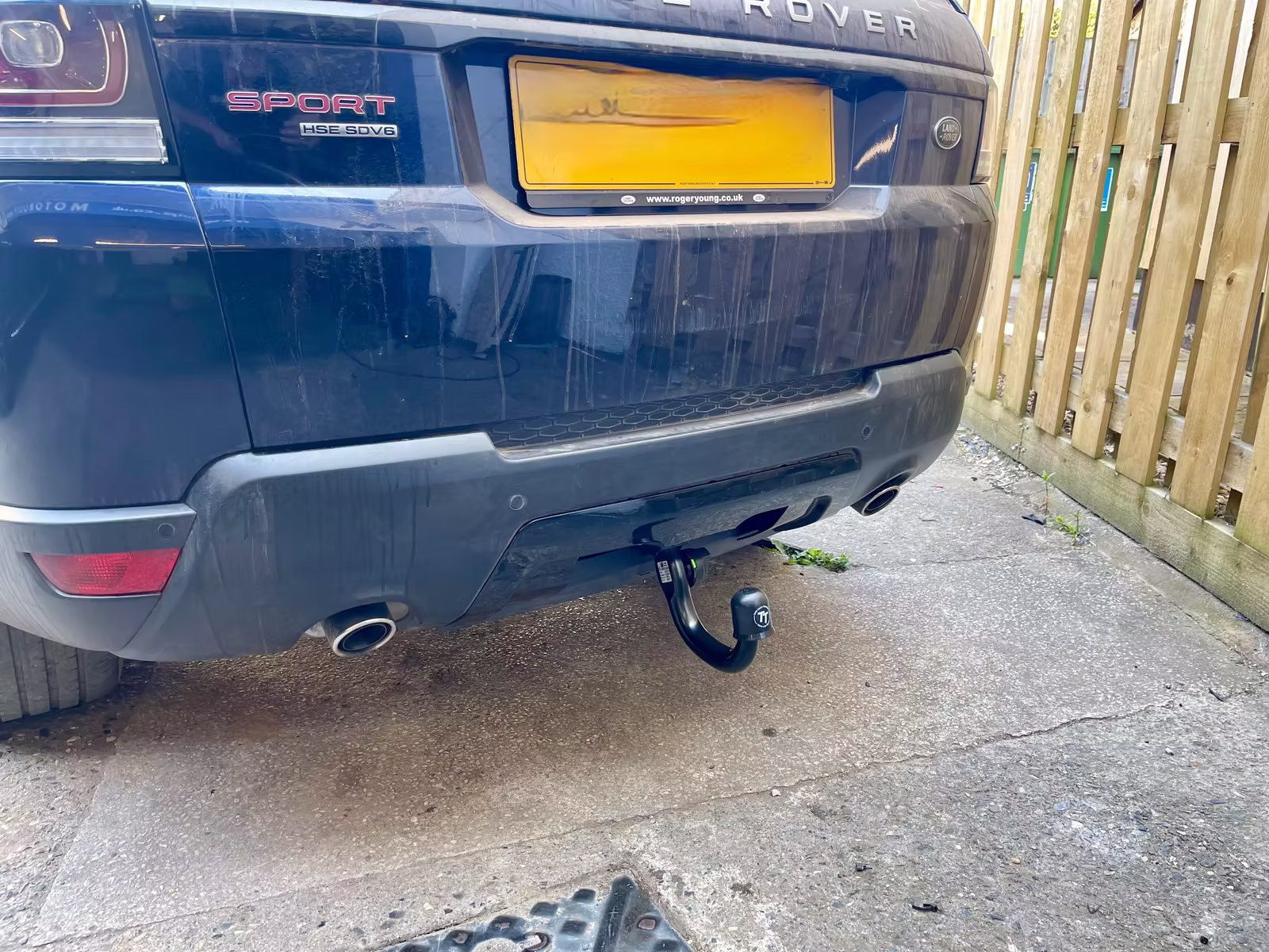 Detachable towbar fitted to a Range Rover